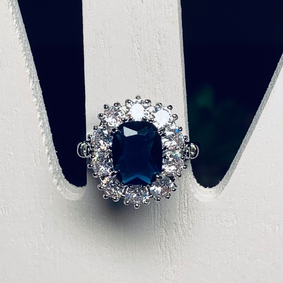 Beautiful Blue Halo 925 Silver CZ Statement Ring, Elegant - Picture 1 of 10
